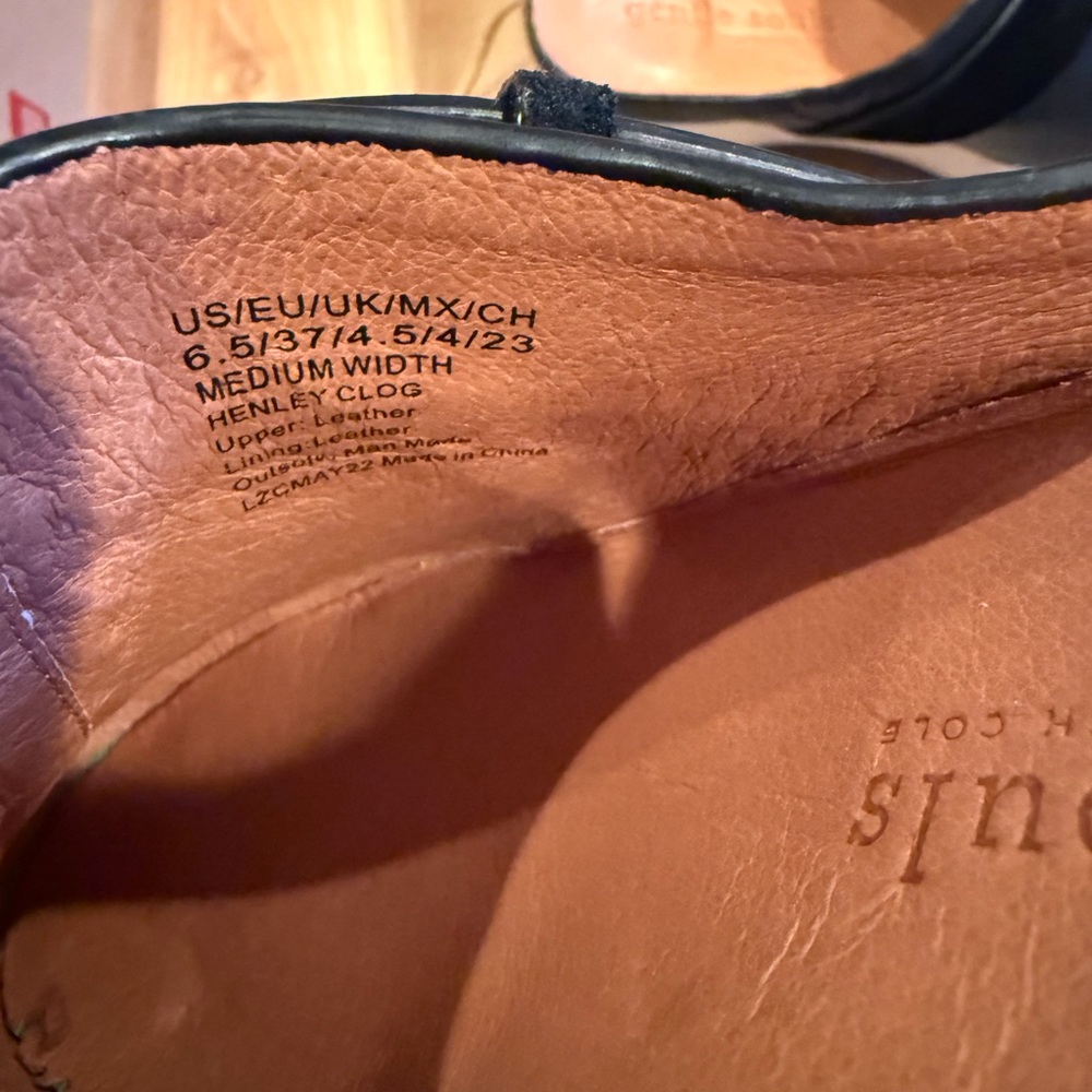 Henley Clog Gentle Souls by Kenneth Cole. Women’s black leather/suede. Size 6.5. - Picture 4 of 13